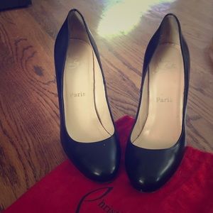 Beautiful round toed Christian Louboutin 39